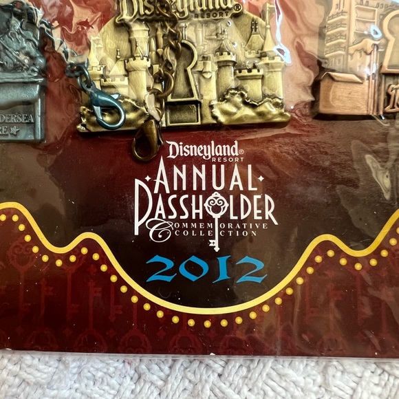 Unlock the Magic of Disneyland Lost Keys Pin Set - Disney Pin Trading - Picture 4 of 4